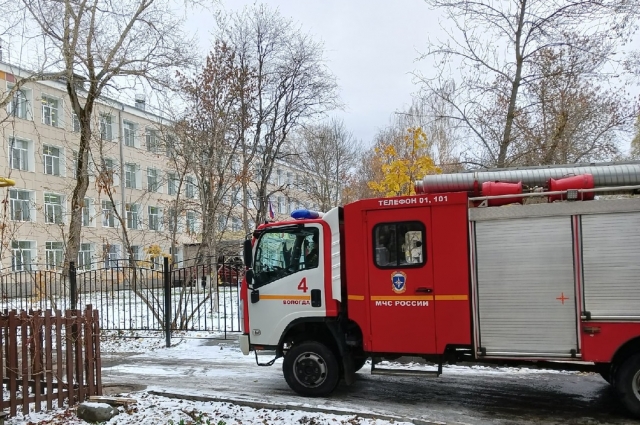 В настоящее время возле школы стоит спецтехника.
