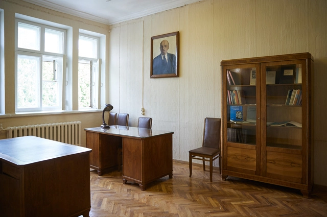 В скромном кабинете начальника станции и главного инженера (да-да, один кабинет на двоих) всё раритетное — столы, обои, электропроводка, портрет Ленина на стене.