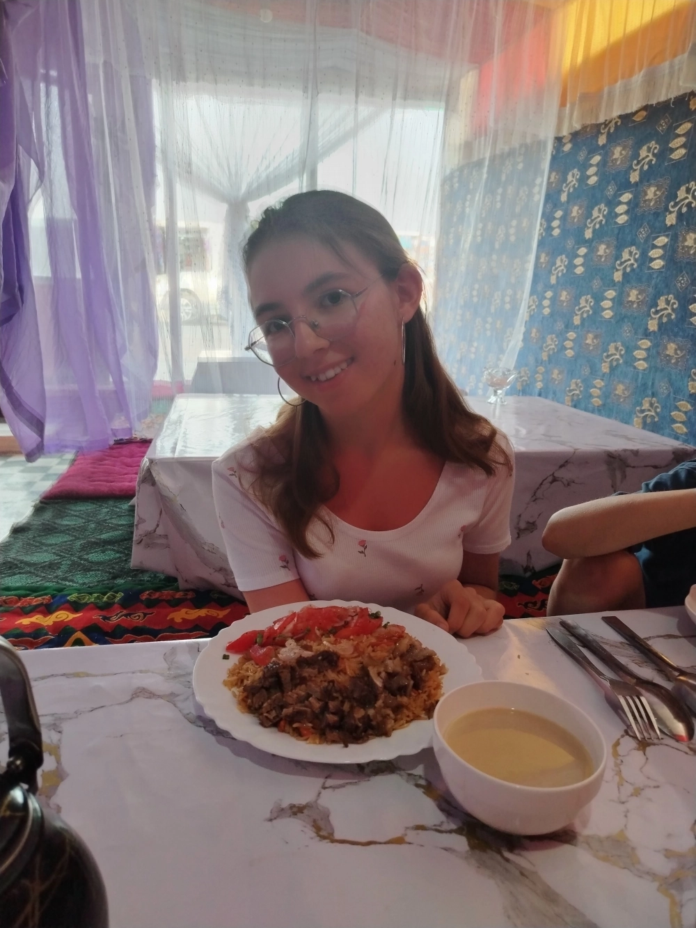 Плов и манты в каждом кафе готовят по фирменному рецепту.