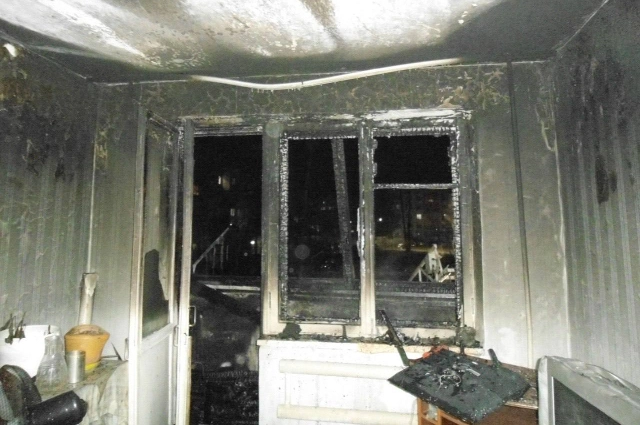 Полициейский спас из горящей квартиры