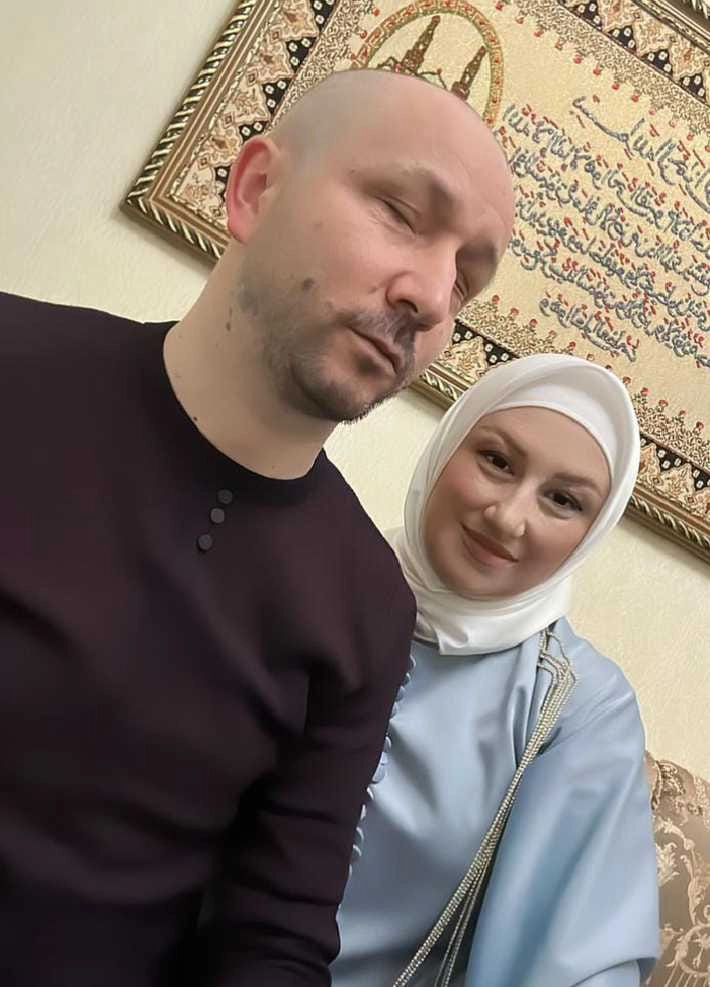 Детей у семейно пары не было, потому что у Магомеда обнаружили бесплодие.