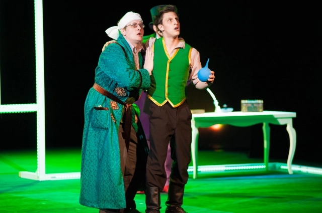 Костюмы Дурнопечина и его слуги Никитки намеренно решены в зелёном цвете.