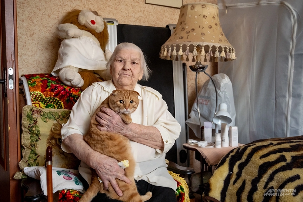 Нина Васильевна Кунаева с питомцем.