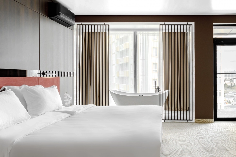 В отеле есть номера, где ванная расположена в зоне лоджии с панорамным видом. 