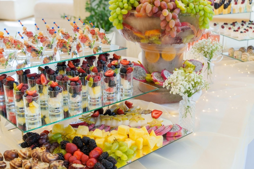 Питание в отеле осуществляется по системе «шведский стол». Для самых маленьких гостей организовано специальное меню. 