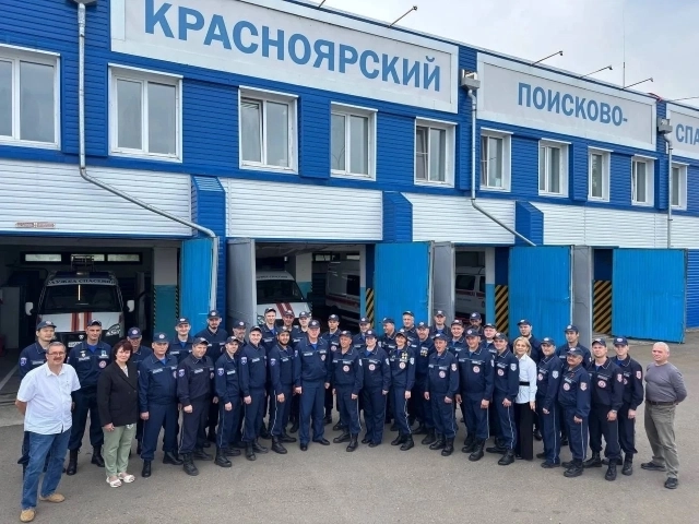 Дмитрий Тырцев с командой поисково-спасательного отряда.