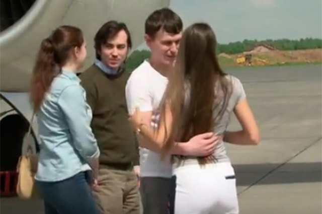 Евгений Ерофеев и Александр Александров с жёнами в аэропорту Внуково.