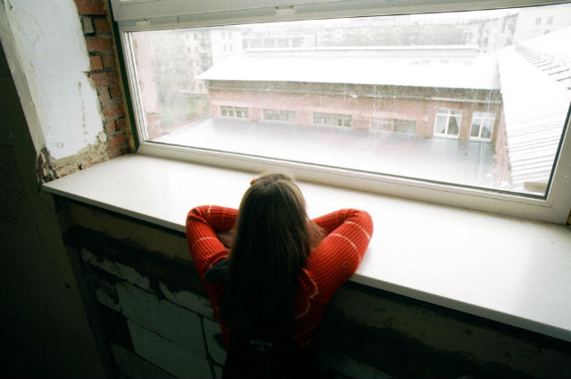 ребенок у окна