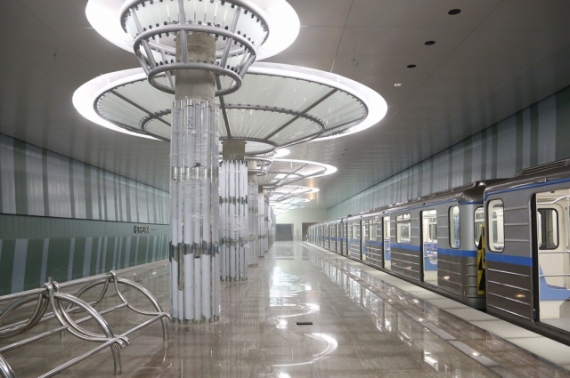 Станция метро «Стрелка».