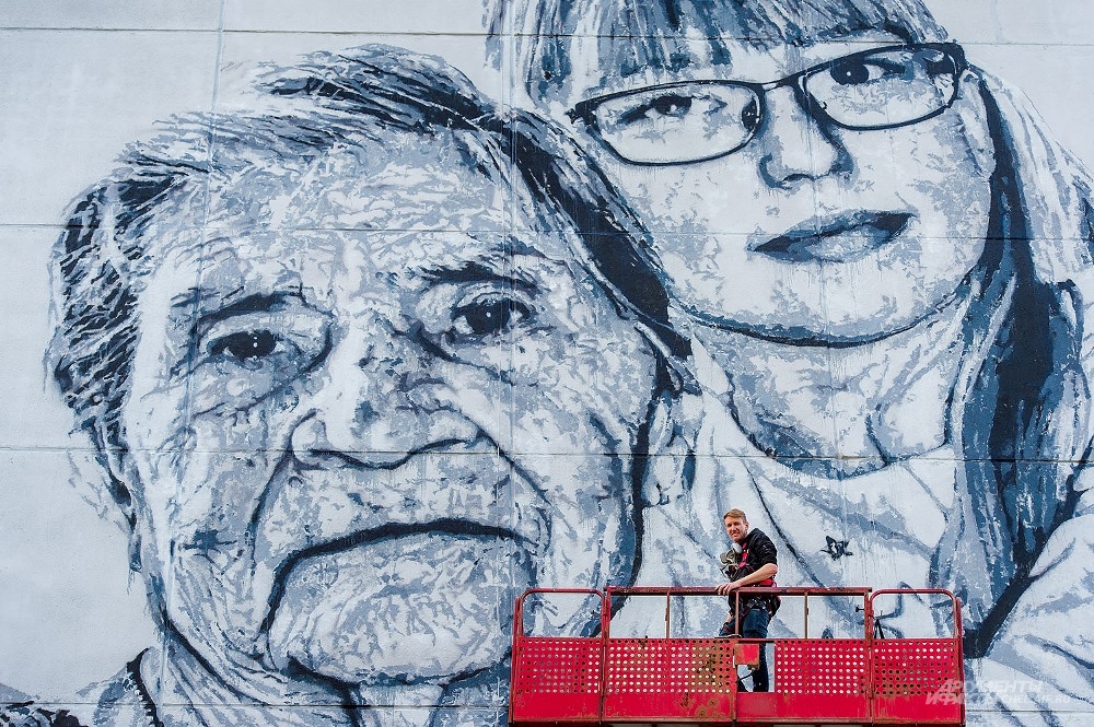 Портрет Арины Хавановой и её бабушки украсил стену высотки.