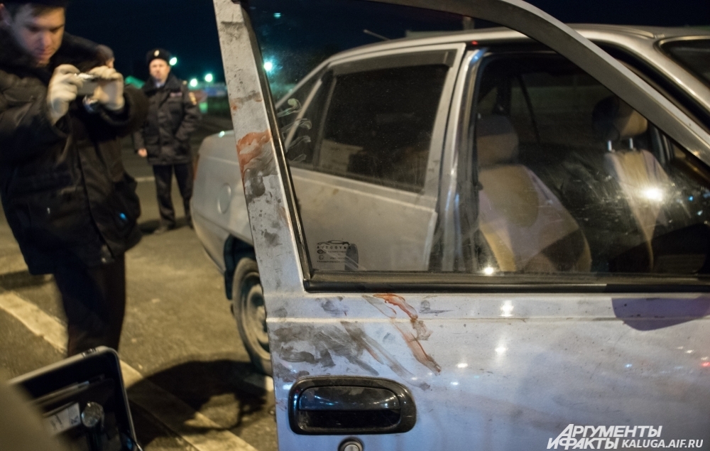 После нападения на полицейских, братья-близнецы пытались проникнуть в машину калужанки.