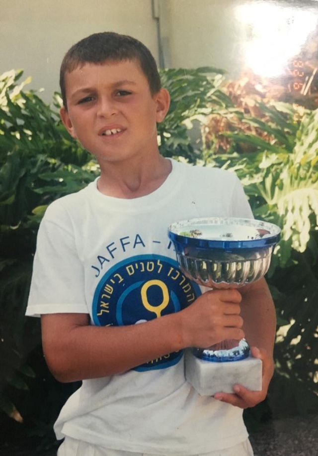 От кубков с детских турниров Аслан дорос до полуфинала престижного международного чемпионата.