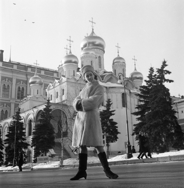 Манекенщица Общесоюзного Дома моделей одежды (ОДМО) Л. Миронова демонстрирует пальто из новой коллекции 