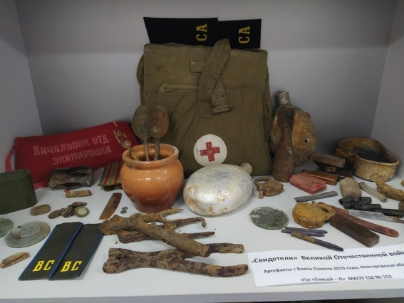 Многие экспонаты в музей когда-то передали ветераны, служившие в 17-й гвардейской дивизии. А сейчас школьники из поискового отряда привозят то, что нашли на месте боёв.