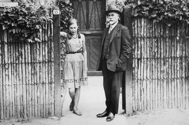 Антон Деникин с дочерью Мариной на пороге своего дома в предместье Парижа, коммуна Севр, 1933 г.