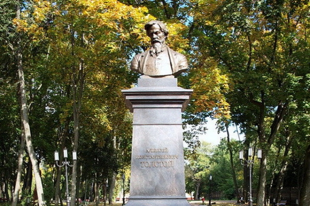 Памятник Алексею Константиновичу Толстому в Брянске.