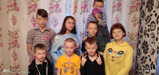 В семье Смирновых было восемь детей - две девочек и шесть мальчиков. 