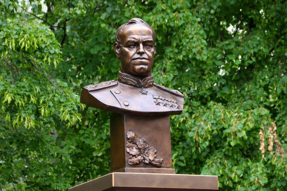 Бюст маршала Георгия Жукова.
