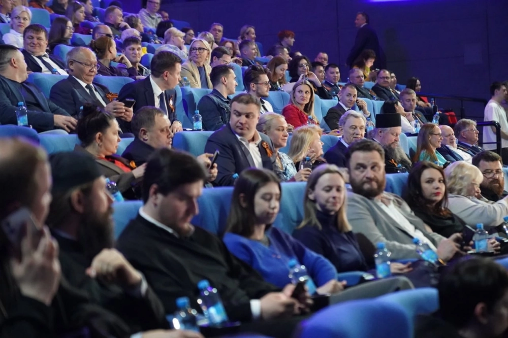 Премьеру посетил глава региона, мэр города и дргуие чиновники.