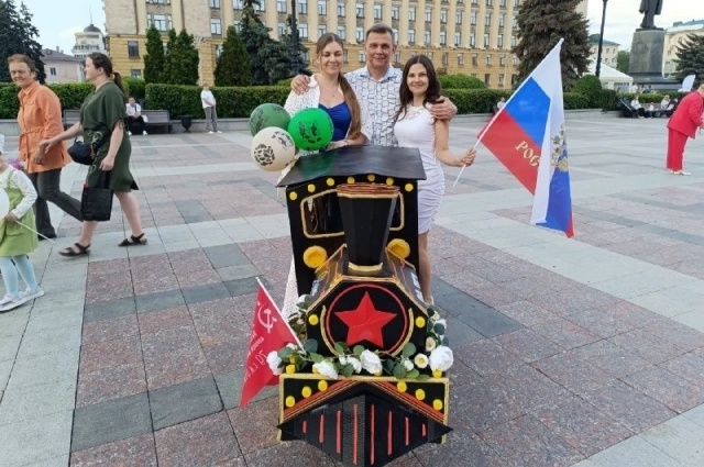 Юлия и Наталья Сериковы представили коляску в виде Поезда Победы.