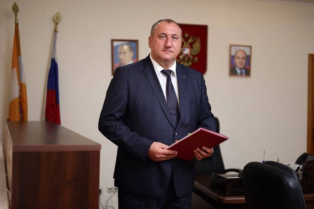 Юрий Литвинов благодарит коллег за их нелёгкий, но нужный людям труд.