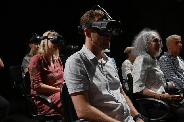 Особенностью спектакля стало использование VR-очков, позволяющих зрителям переноситься в значимые места жизни актёра.