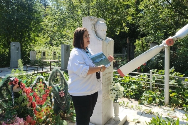 Винт от самолёта на могиле лётчика Мартемьянова