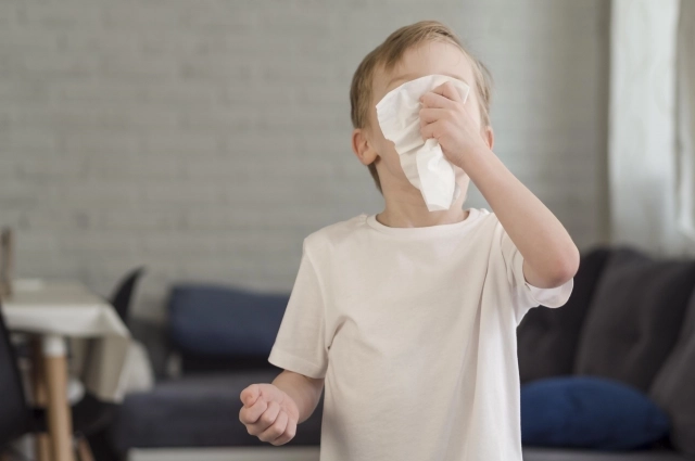 Первые симптомы энтеровирусов похожи на ОРВИ.