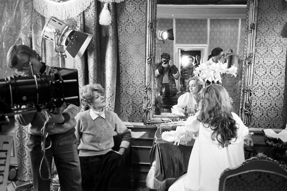 Рабочий момент на съемках фильма режиссера Светланы Дружининой (слева)