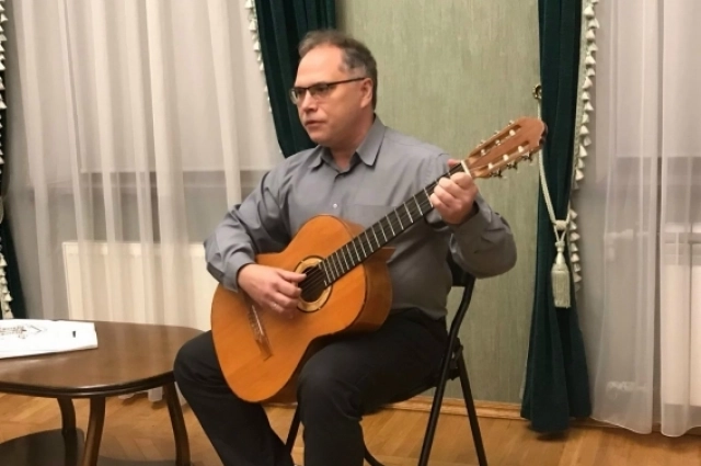 Сергей Лебедев выступает на гостиной в  Белгородском литературном музее.