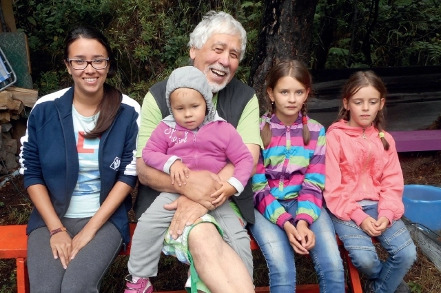 На этом снимке, сделанном в 2014 году, четыре внучки поэта, но у них есть ещё трое братьев.