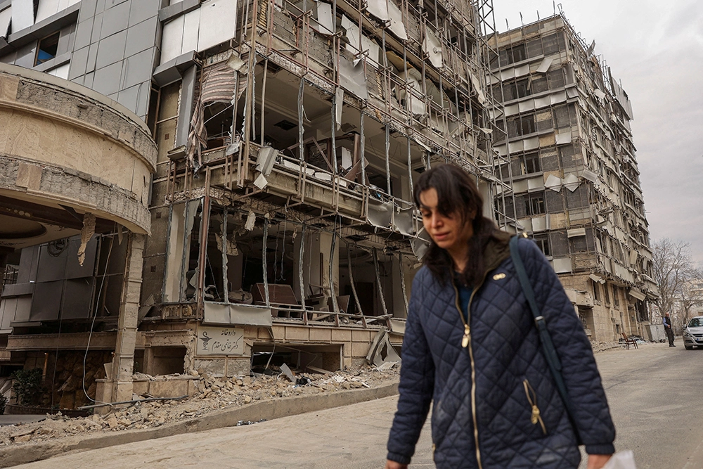 США и Израиль нанесли удар по больнице Ганди в центре Тегерана.