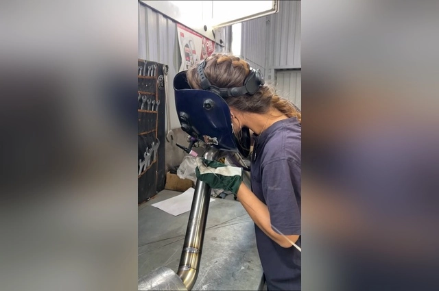 Пять лет назад девушка решила стать сварщицей