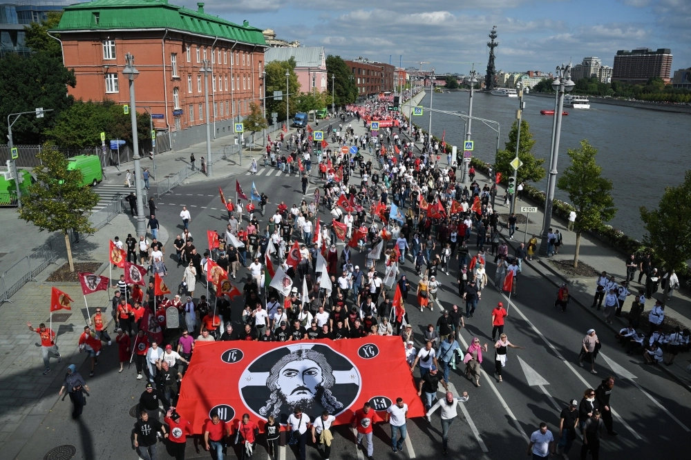 Верующие во время крестного хода в день празднования Собора Московских святых в Москве. 2025 г.