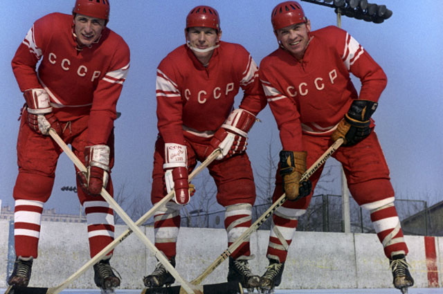 Игроки сборной команды СССР по хоккею Александр Якушев, Вячеслав Старшинов и Борис Майоров, 1969 г
