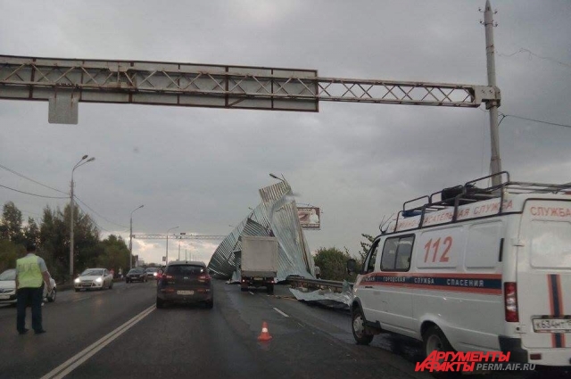 Сорванная ураганом крыша парализовала движение на Камском мосту