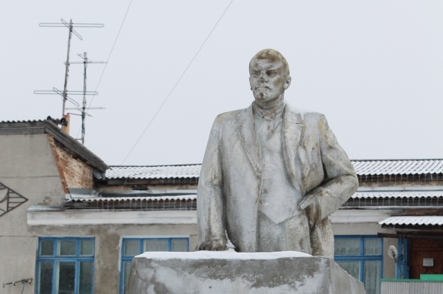 Памятник Ленину в посёлке.