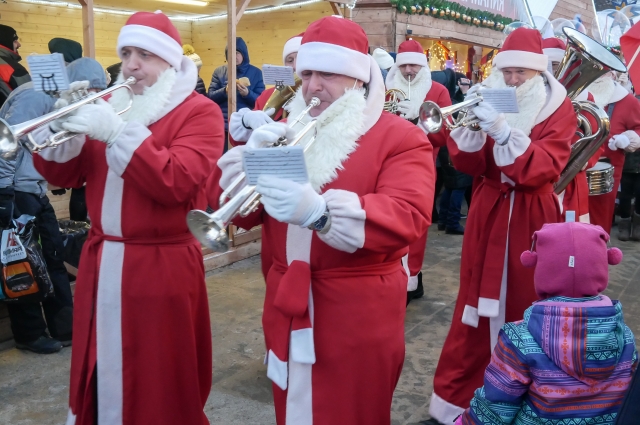 Музыканты в костюмах Дедов Морозов устроили праздник для гостей ярмарки.