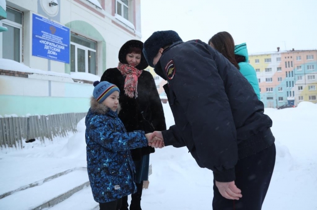 Полицейские Норильска провели экскурсию для воспитанника детского дома.