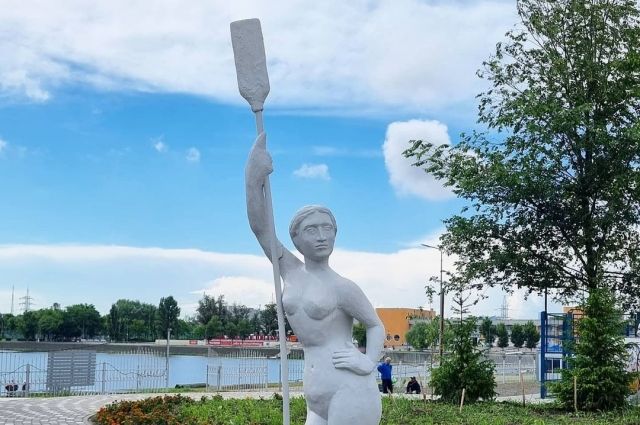 Памятник голой девушки озадачил ростовчан.