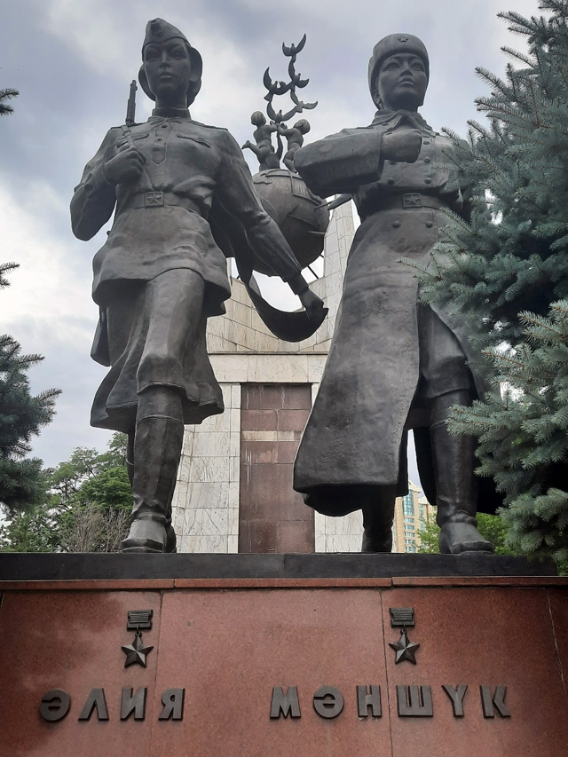 Памятник Алие Молдагуловой и Маншук Маметовой в Алма-Ате.