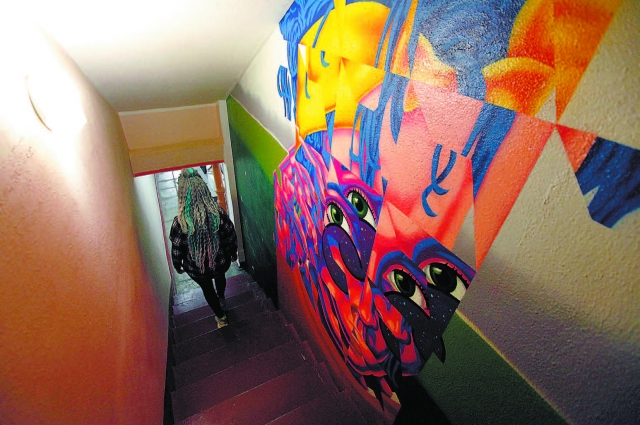 Даже лестницу можно украсить. На снимке: художественное оформление стены между этажами культурного центра «Лира» в Южном Бутове.