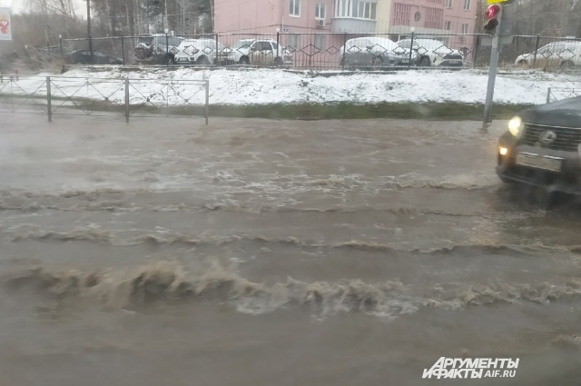 Улица Малкова в Перми оказалась под водой из-за коммунальной аварии.
