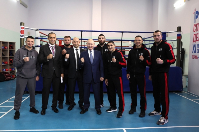 Владимир Путин и участники турнира по боксу.