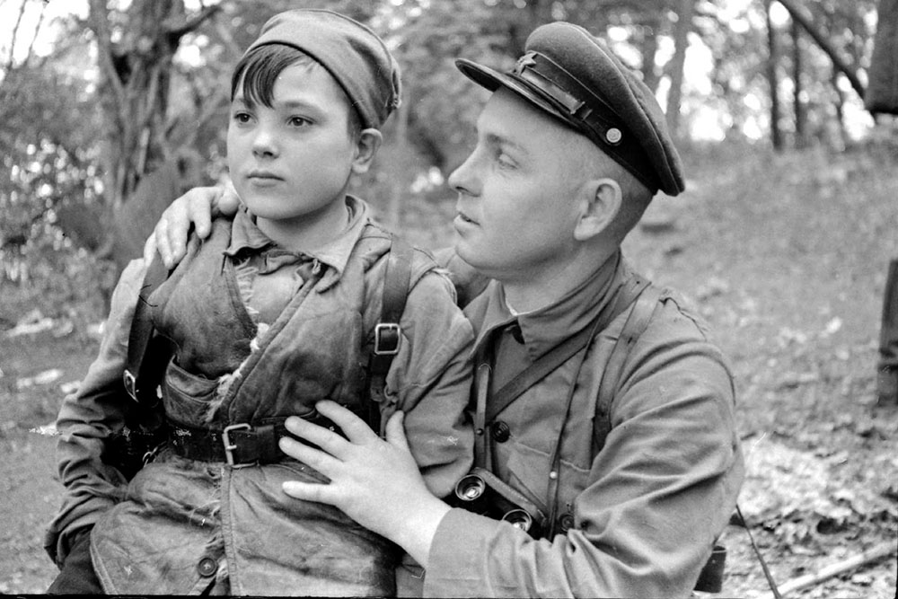 Заместитель комиссара центра партизанского движения Крыма Николай Луговой с юным партизаном Колей. Лето 1943 года. 