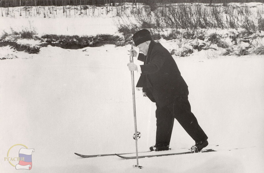 Н.С. Хрущев катается на лыжах на даче в Петрово-Дальнем. 1965 г. Фотография. РГАСПИ. Ф. 397. Оп. 3. Д. 541.