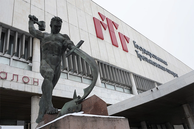 Скульптура Евгения Вучетича «Перекуем мечи на орала» в парке искусств «Музеон» у здания Центрального дома художника на Крымском валу в Москве.