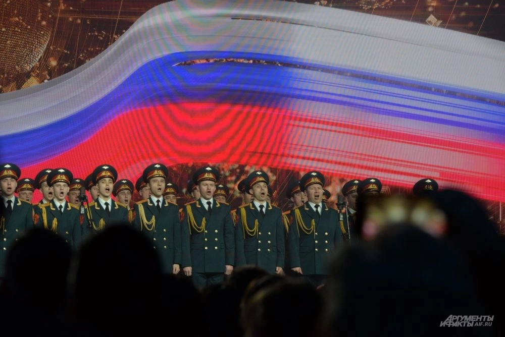 Гимн России исполняет ансамбль им. А.В. Александрова.