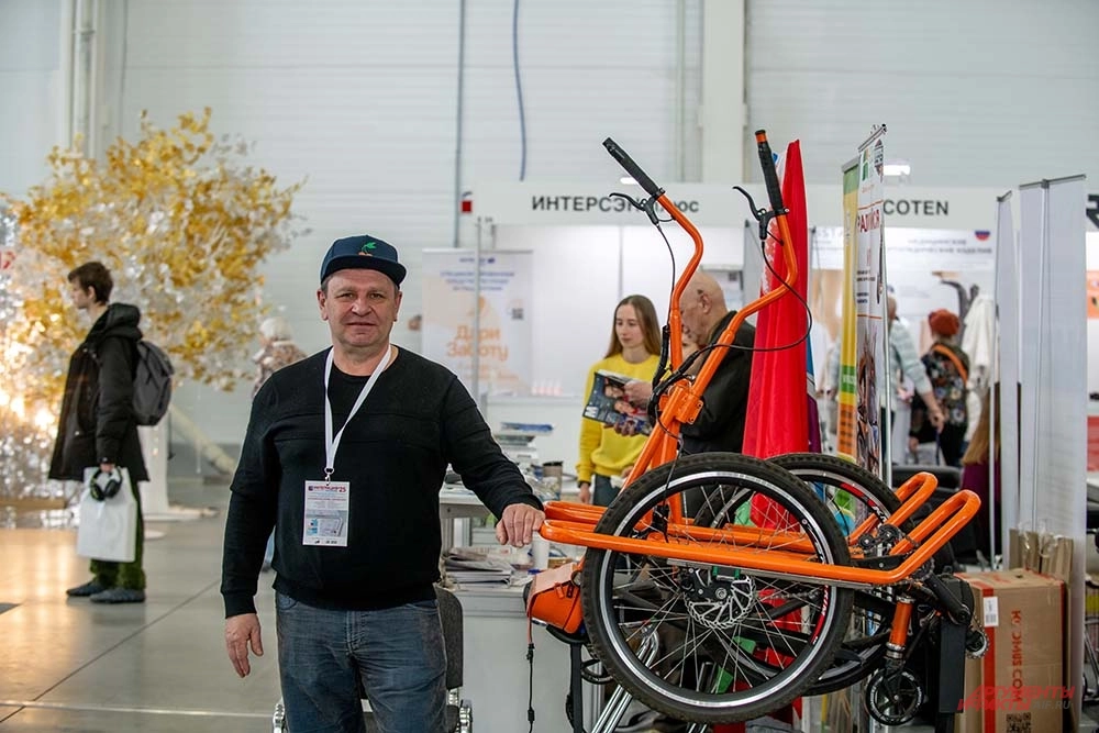 Лев Новиков и платформа для ходьбы.