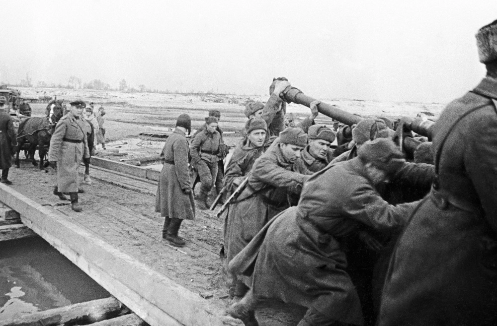 Великая Отечественная война 1941-1945 гг. Освобождение левобережной Украины от немецко-фашистских захватчиков. Битва за Днепр. Бойцы 4-й гвардейской армии переправляют 76-мм орудия ЗиС-3 по мосту через Днепр.